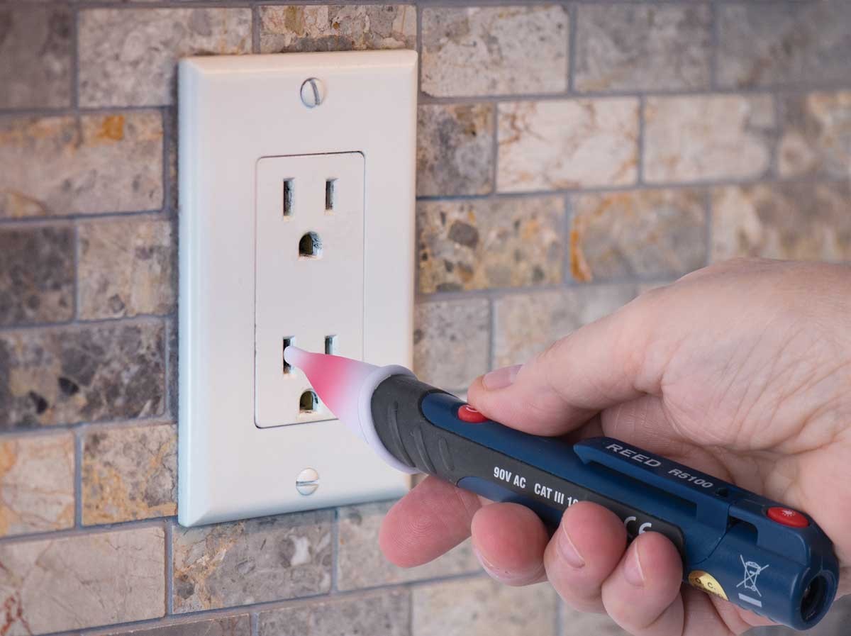 REED R5100 Non-Contact AC Voltage Detector with Flashlight-REED R5100 Application Shot