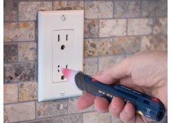 REED R5100 Non-Contact AC Voltage Detector with Flashlight-REED R5100 Application Shot